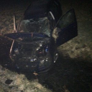 Deze auto is nu kapot, in de sloot
